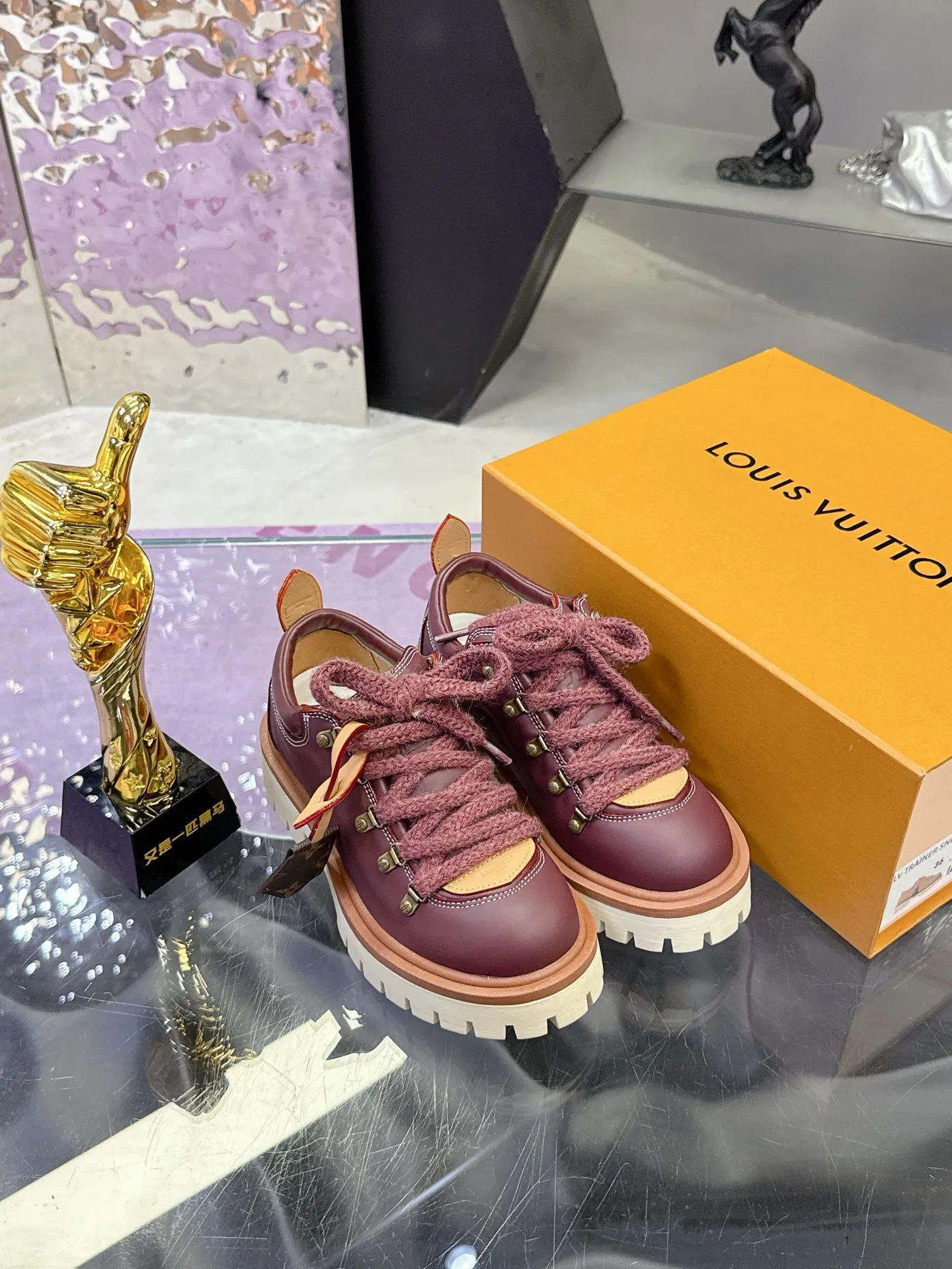 Factory price: 700💰 LV | Louis Vuitton 🧡💚2025 autumn and winter new style, top version ⚠️ The counter features the latest LV REMIX lace-up mountaineering derby shoes, new hard goods 🆕 ❥BS purchasing level! Full of high-end feel! A popular model among bloggers at home and abroad, it’s retro and fashionable, and looks stunning on your feet! Mainly recommended model on the official website★ ▪️Upper: top-quality first-layer cowhide ▪️Inner lining: imported sheepskin ▪️Outsole: original molded T men's shoes 💰U anti-slip outsole ▪️Sole height: 3.5cm ▪️Shoe size: Female 35-41 (41 customized, non-refundable) Male 39-45 (46 customized, non-refundable)